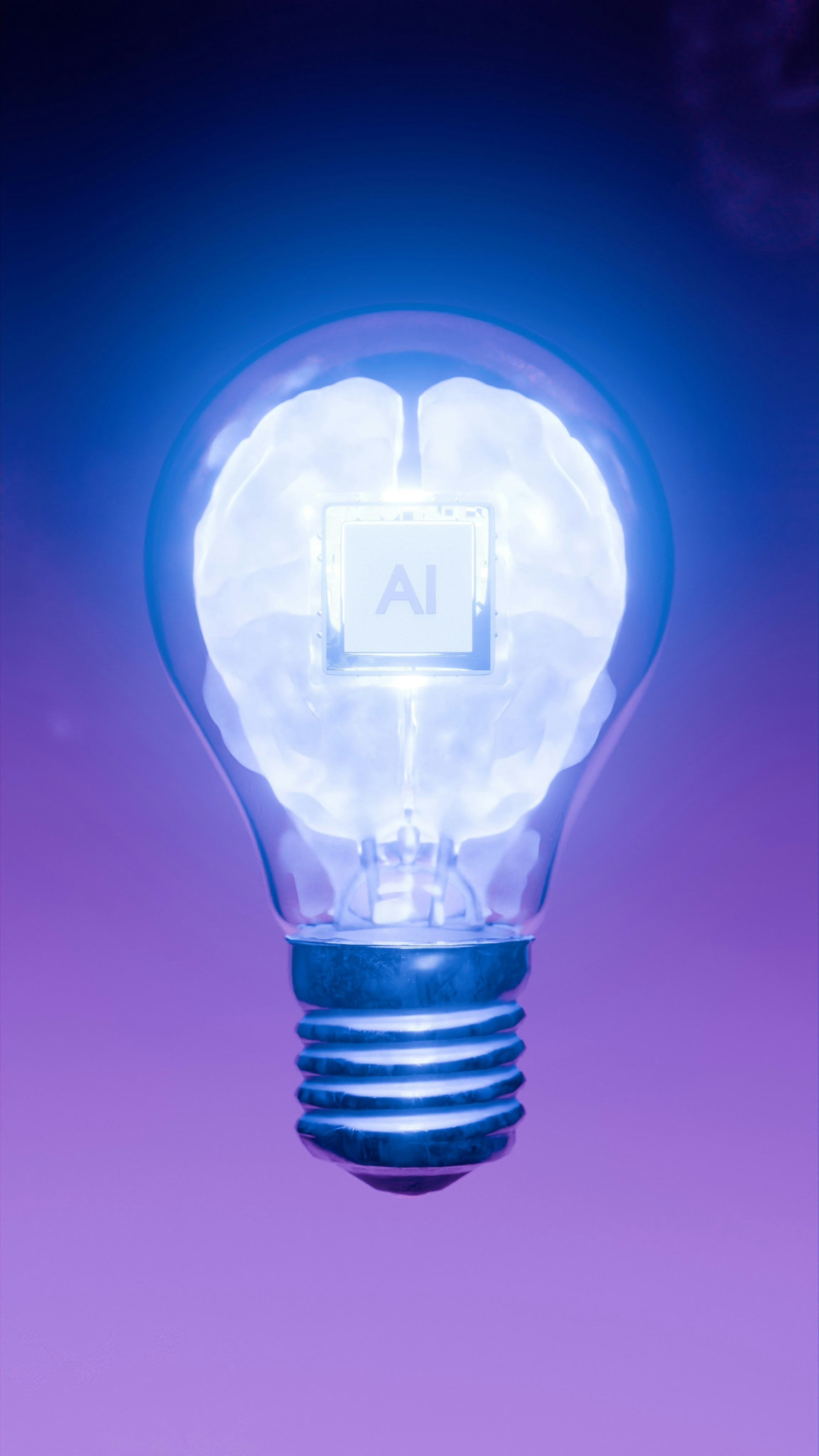 Bombilla luminosa con un cerebro y un microchip que representa la inteligencia artificial